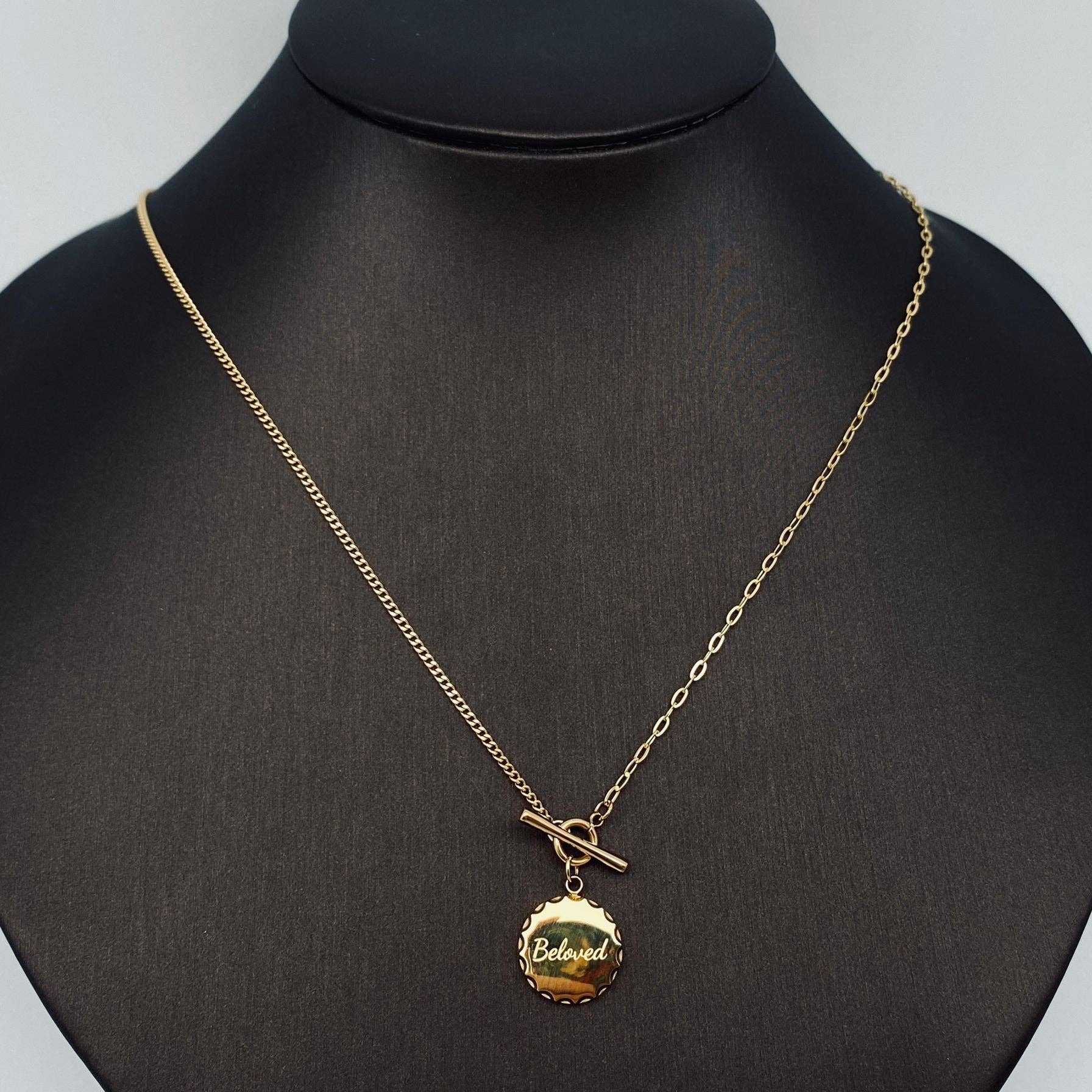 Mio Queena - Vente Colliers à pendentif - Collier avec pendentif circulaire « bien-aimé » en or 18 carats - FGS1