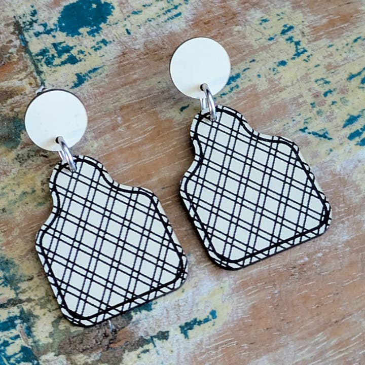 Boucles d'oreilles pendantes étiquette de bétail ivoire et marron, fille de la campagne pour la vente par Samantha's Studio