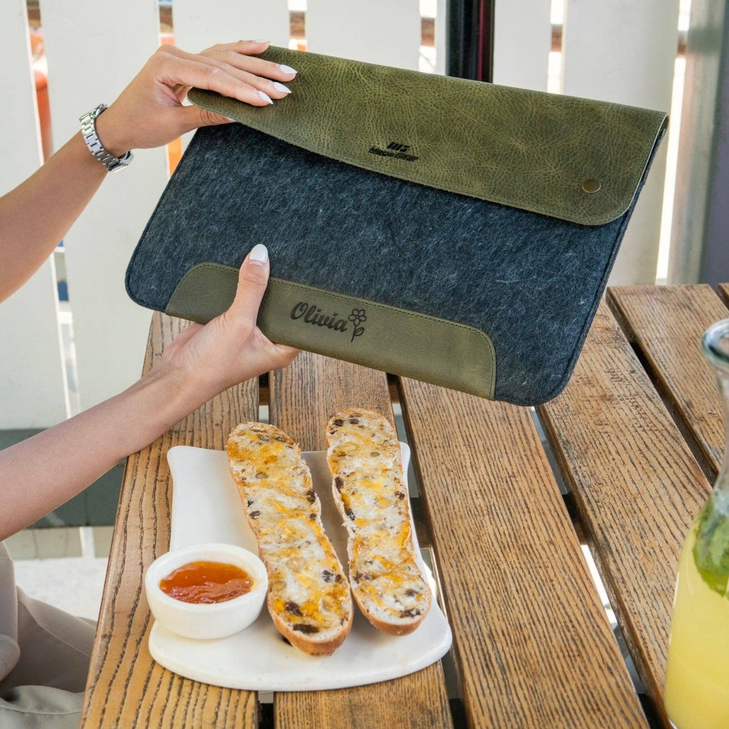 Londo – wholesale Laptop/tablet case – Unisex – MegaGear Fine Leather and Fleece Sleeve Bag for MacBook Pro, MacBook Air and iPad Case5