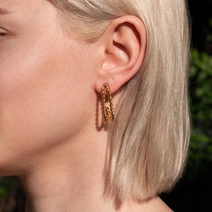 Dobbelt snoet guld hoops øreringe. for engroshandel hos G & G Jewelry