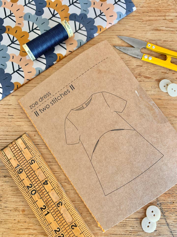 Robe Zoe - Patron de couture pour vêtements pour enfants pour la vente par Two Stitches Patterns