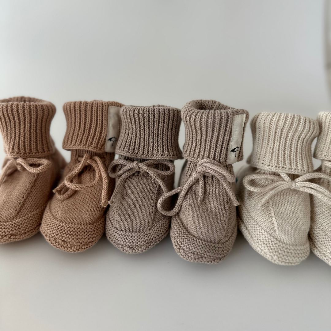 Saga Copenhagen – Großhandel Stiefeletten – Babys – Gestrickte Baby-Booties aus 100 % Bio-Baumwolle in Khaki mit Blaubeer-Stickerei2