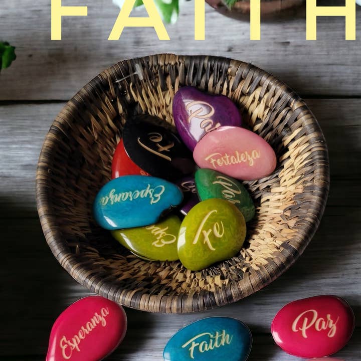 Flerfärgad Faith graverade flodstenar tagua nötter på spanska för wholesale på Faire0