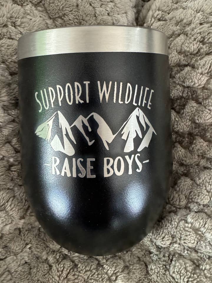 12oz Lasergraviertes Weinglas | Unterstütze die Tierwelt - Ziehe Jungen groß | Individueller Becher | Personalisierbar | Geschenk für Mama | Becher für den Großhandel von Redneckbougie Co