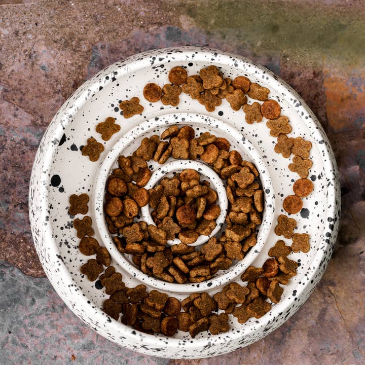 Langsom foderskål til kæledyr i håndlavet keramik for engroshandel hos Beige & Stone