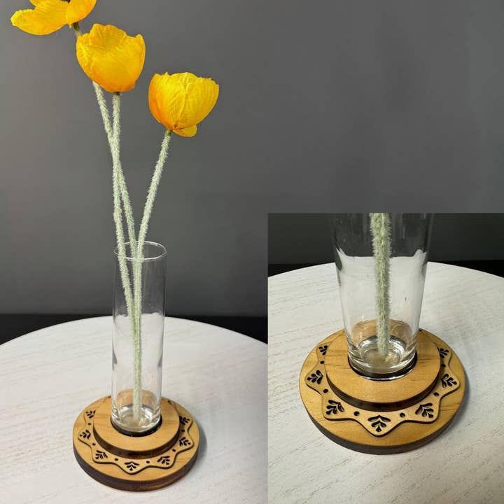Vase soliflore avec base en verre et bois avec appliqué design pour la vente par Muddy Creek Jones, LLC