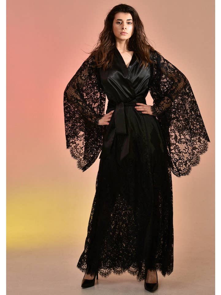 Negro Conjunto de bata y camisón negros con encaje More Than a Woman de venta al por mayor en Faire3