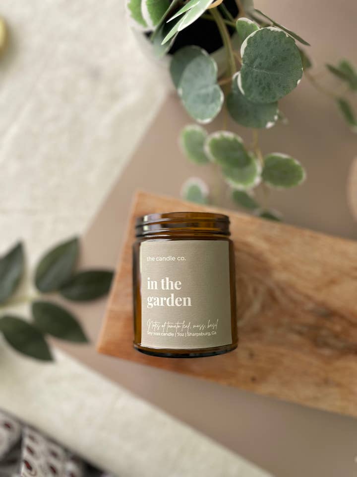 No Jardim- Vela de Soja em Frasco de Vidro Âmbar 7oz por atacado de The Candle Collective