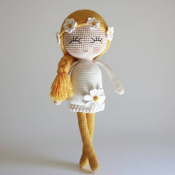 Poupée au Crochet Faite Main – Fille Blonde aux Cheveux Longs avec Tresses et Robe à Marguerites pour la vente par Joy Gift London