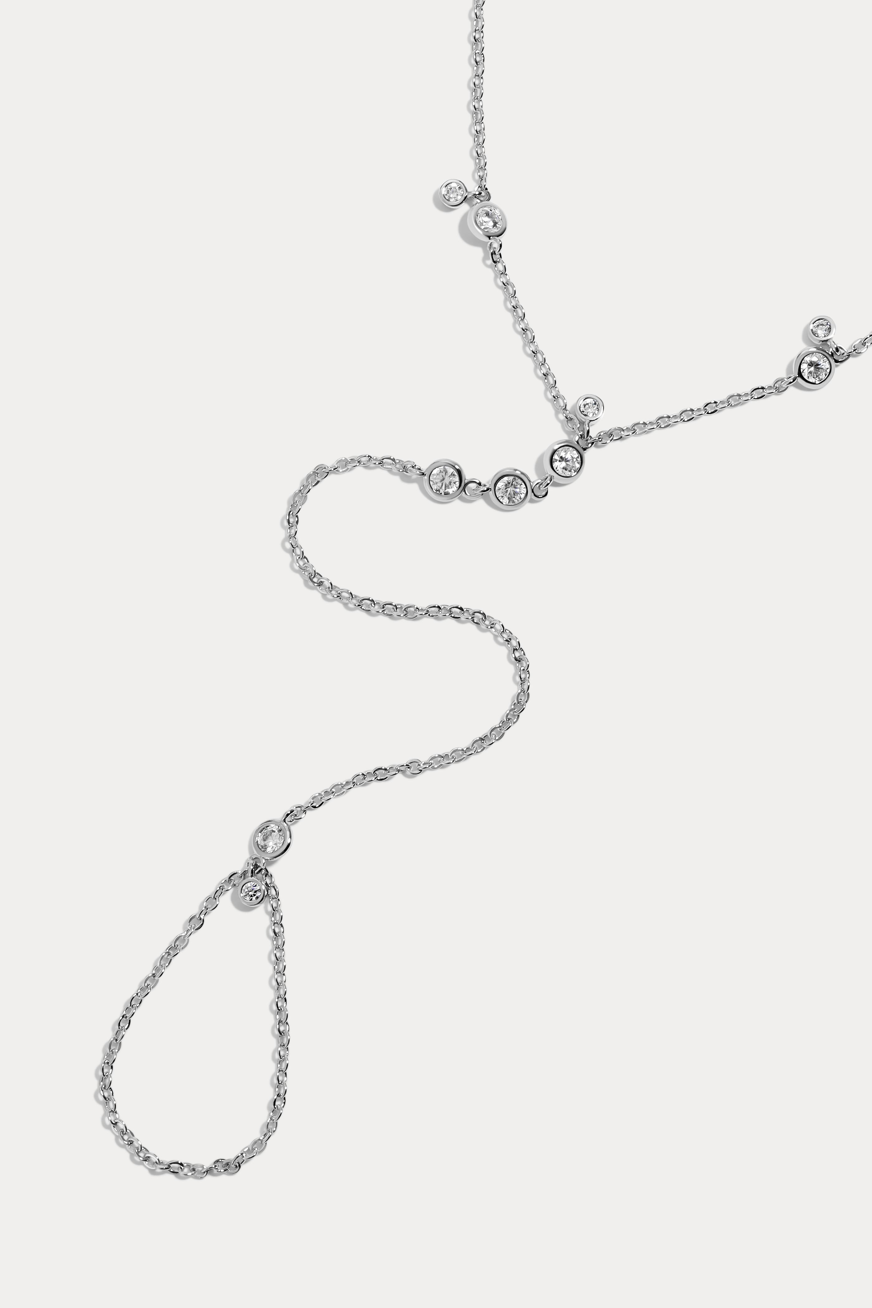 Lili Claspe - Vendita all'ingrosso Bracciali a catena e a maglie - Catena da mano Anais con catenina a maglia e piccoli cubic zirconia bianchi2