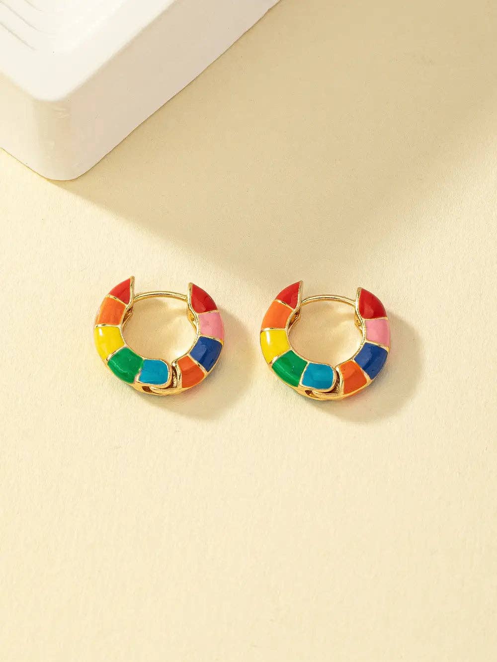 Huis Van Merken - Wholesale Oorringen - Hoopoorbellen met kleurrijk emailleontwerp1