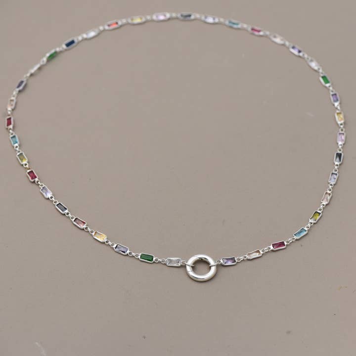 Britta Ambauen Jewelry – Großhandel Kette mit Anhänger/Charm – Collier-Halskette aus Buntglas