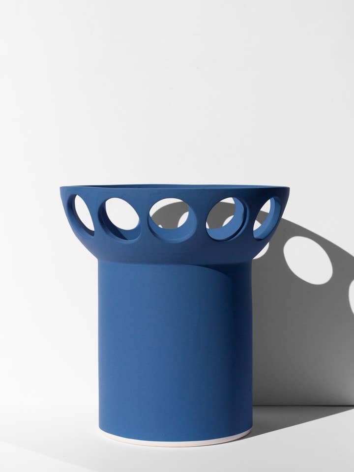 Corbeille à fruits ajourée bleu cobalt pour la vente par Guten Co.