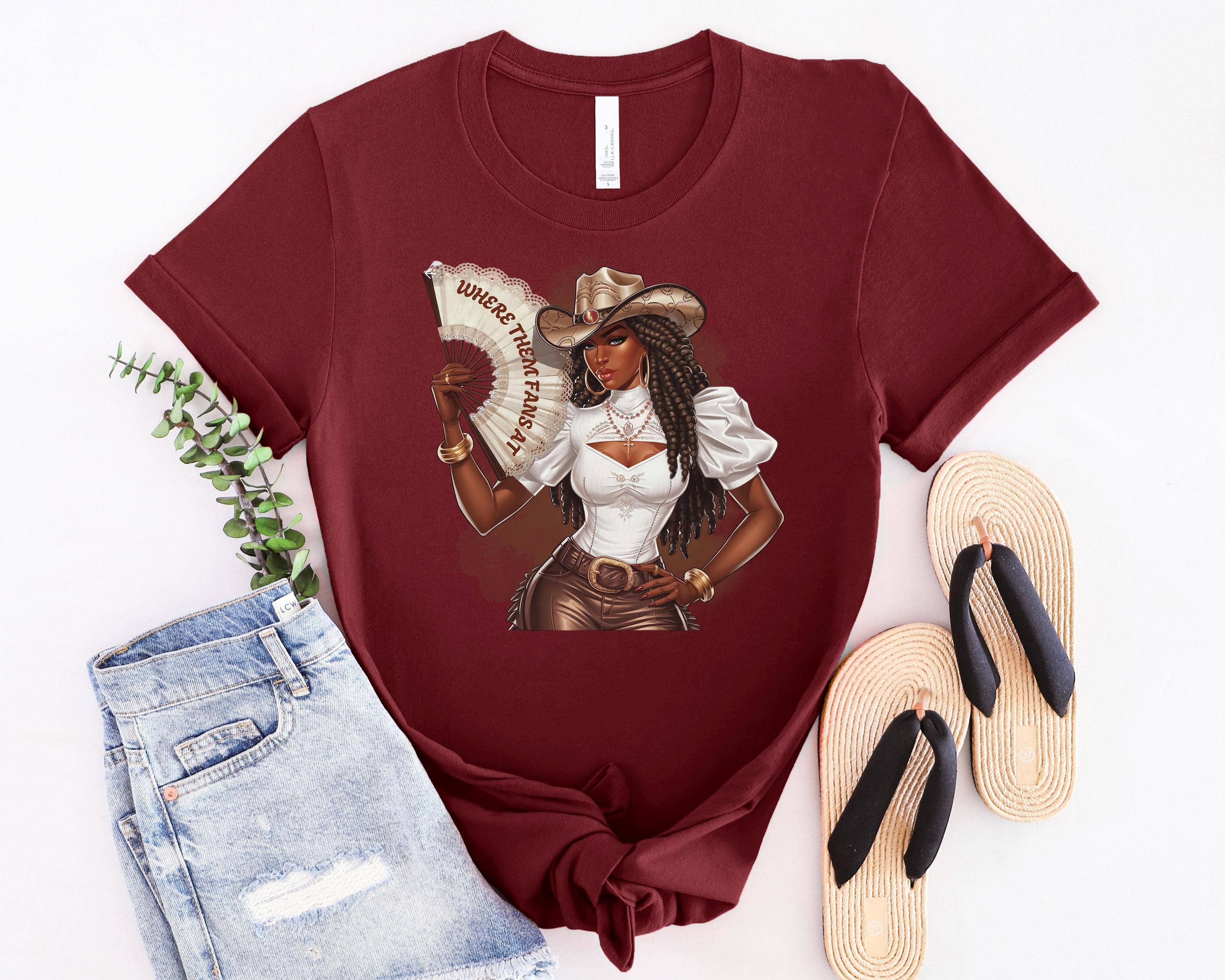 SONDO DESIGN LTD – T-shirt gráfica - Mulher por atacado – Camisola "Botas no Chão", Camisola "Cowgirl Onde Estão os Fãs?"1