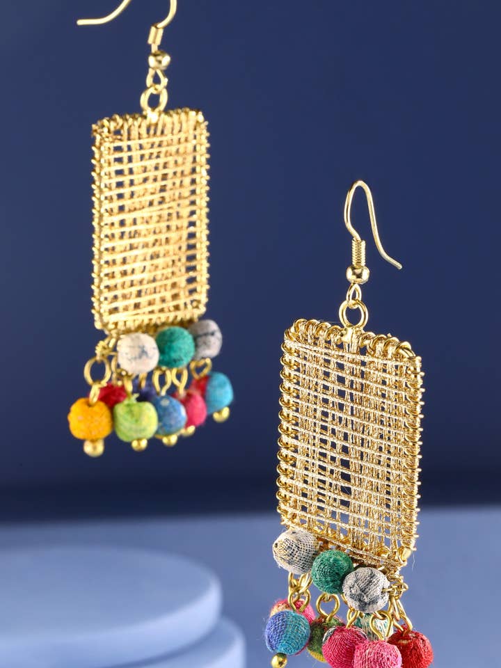 Orecchini pendenti in filo a rete fatti a mano con accenti di perline per la vendita all'ingrosso da parte di Urbanista