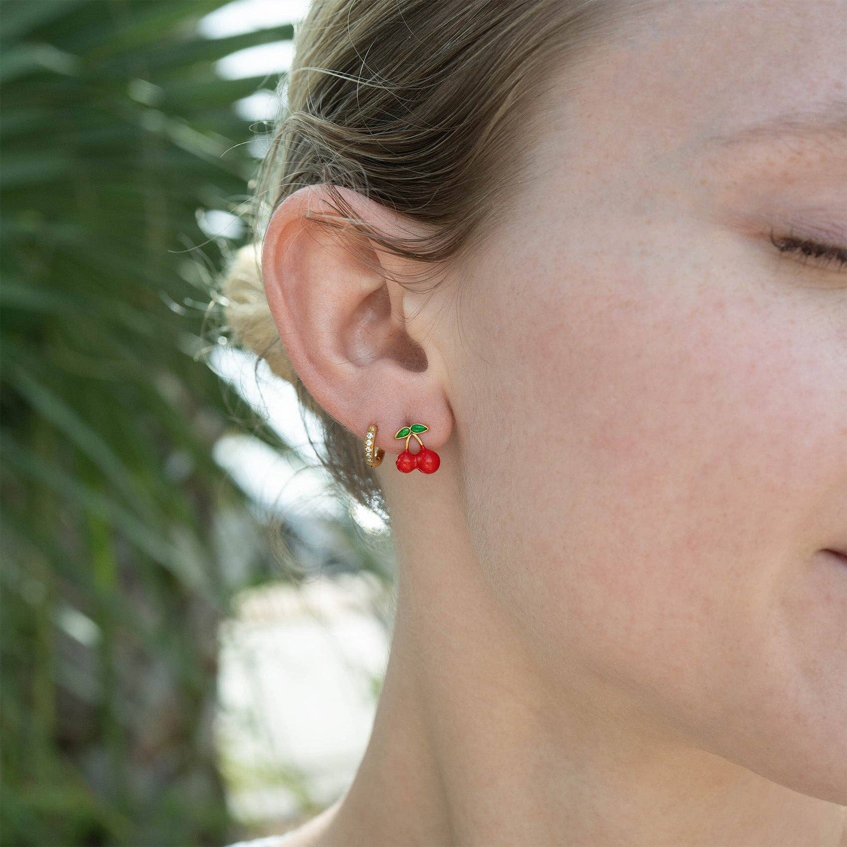 WJW - Venta al por mayor Pendientes de botón/aretes de poste - Pendientes de botón de cereza roja de acero inoxidable con PVD de oro de 18 quilates5