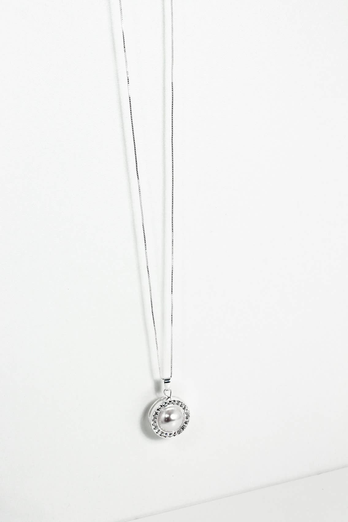 Accessoires by KHB – Großhandel Kette mit Anhänger/Charm – Lange Kette Silber  mit Strasssteine und Perle1