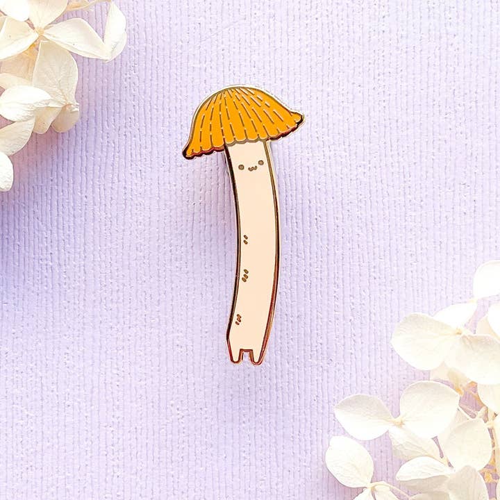 Alum and Ink – Großhandel Anstecker/Button – Chibi Orange Bonnet Mushroom (Mycena acicula), emailliert1