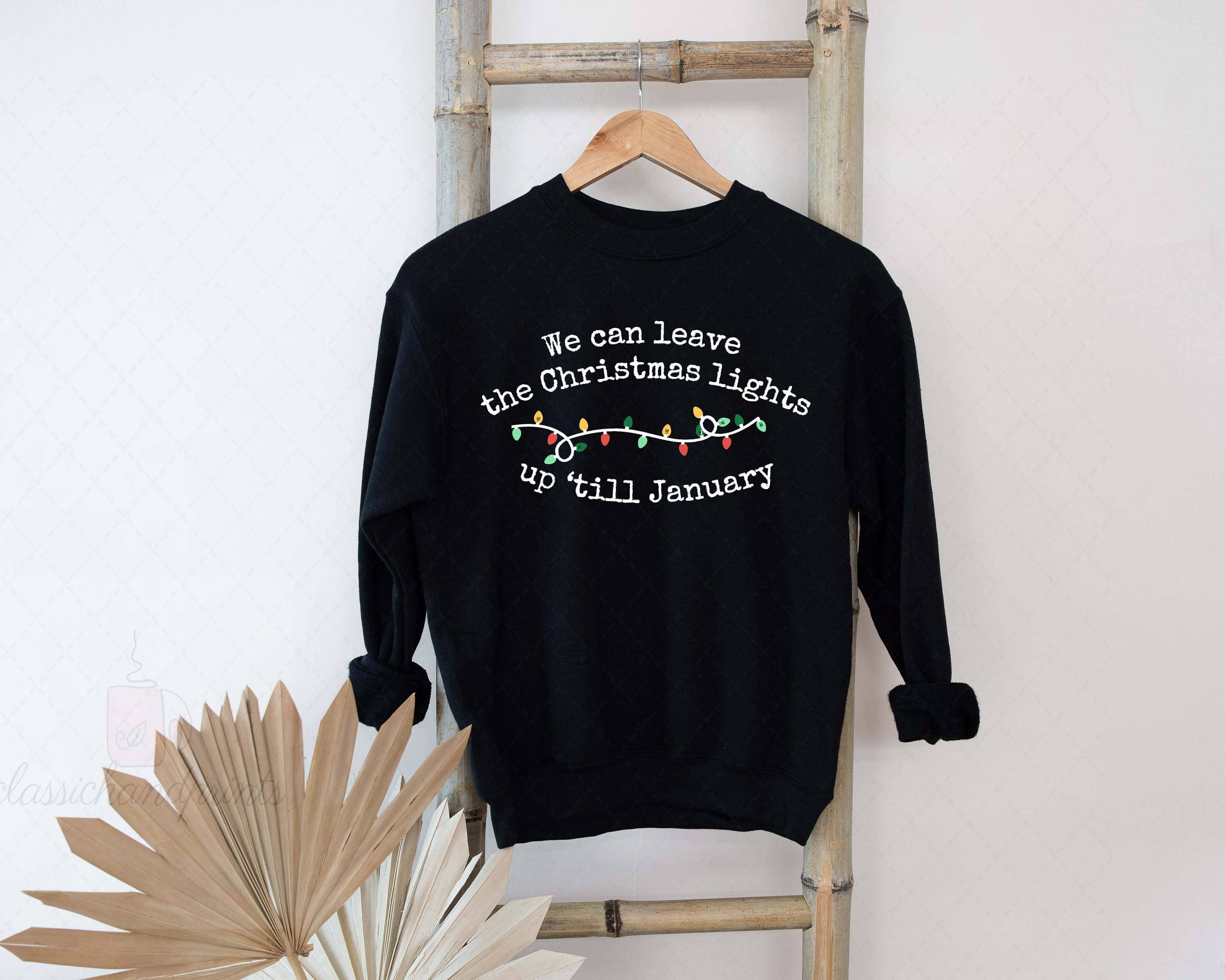 NVC Ecommerce LLC – Großhandel Sweatshirt mit Grafikdruck – Damen – Wir können die Weihnachtsbeleuchtung bis Januar anlassen Sweatshirt3