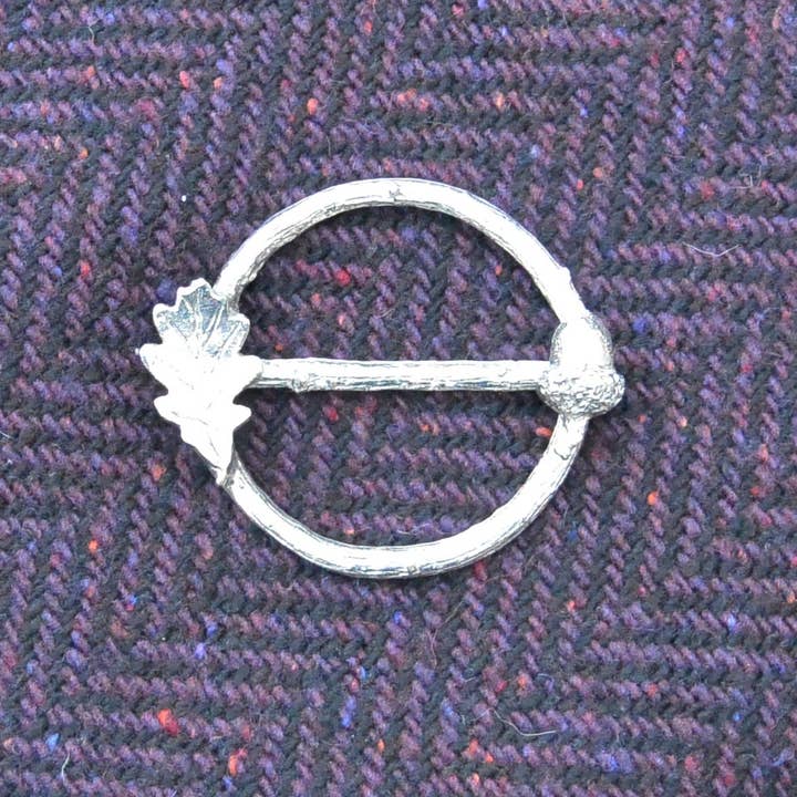 Anello per sciarpa con ghianda e foglia di quercia su ramoscello di quercia, per la vendita all'ingrosso da parte di William Sturt Fine Pewter