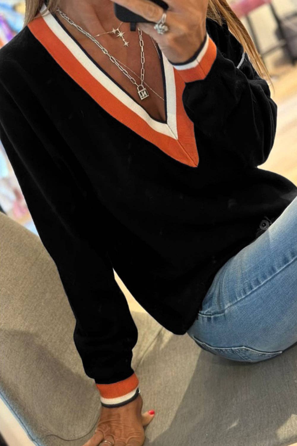 Lovesoft - Vente Pull en maille – femme - Pull universitaire à col en V avec bordure rayée contrastée noire1