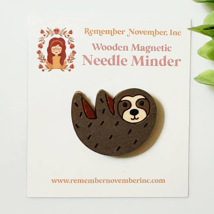 Remember November, Inc – Engroshandel Strikke-/hækleartikler – Sloth Needle Minder, Magnetisk Nåle Minder af Træ0