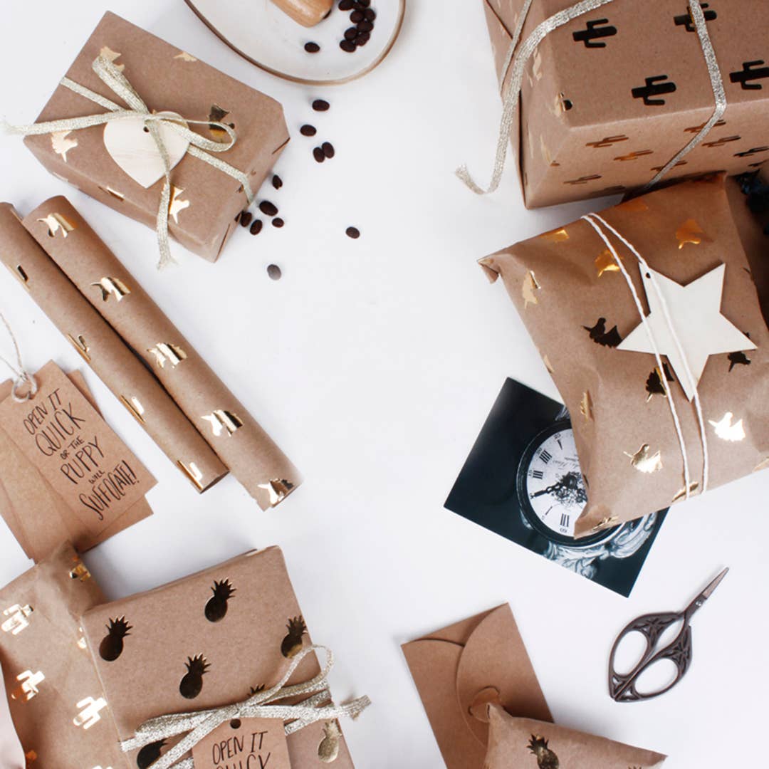 LA Ribbons Wholesale - Vente Rouleau de papier cadeau - Lot de feuilles de papier kraft d'emballage 30" x 20" (paquet de 4) | Kraft à feuille d'or ananas1