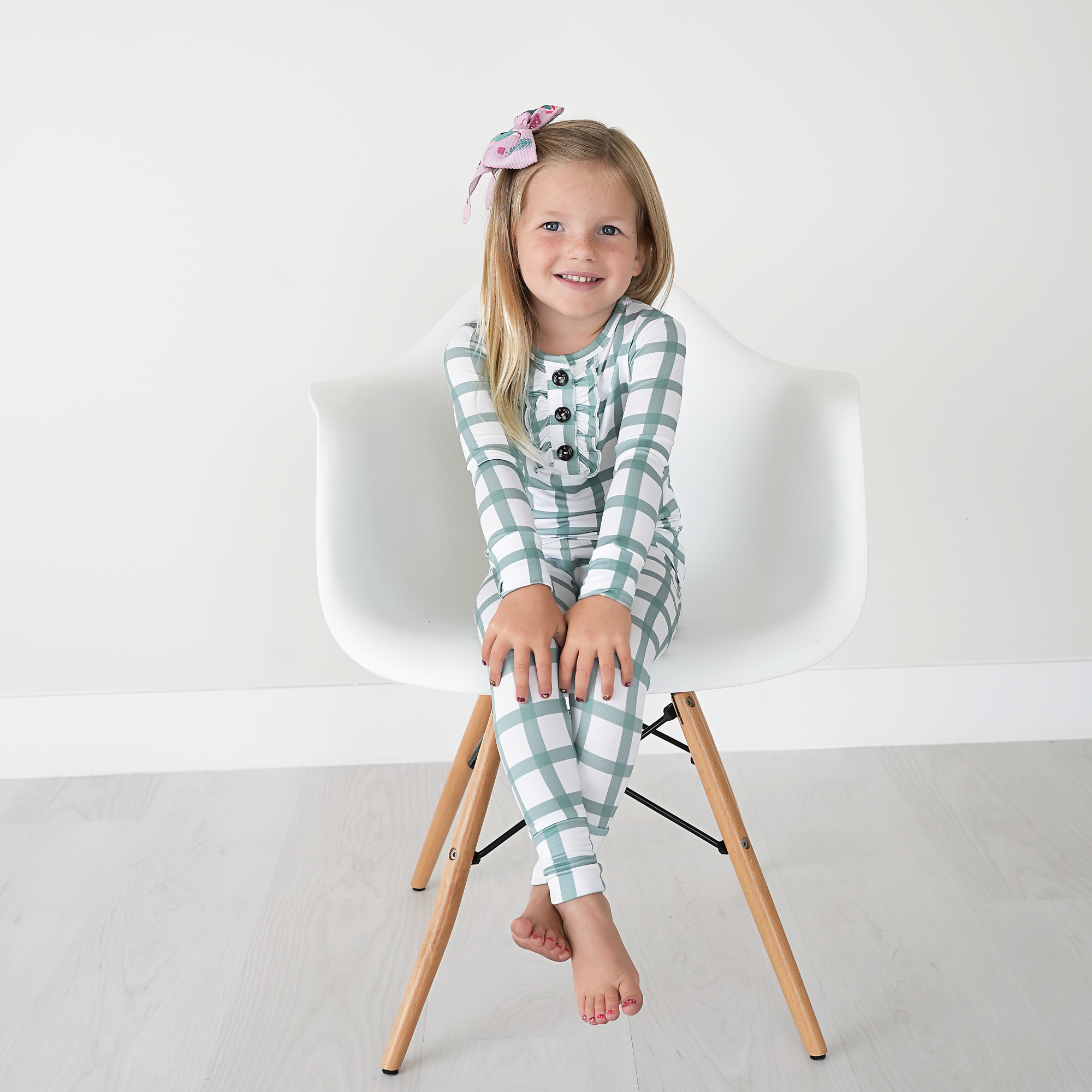 Gigi and Max – Großhandel Schlafanzug-Set – Kinder – Joy Weihnachts-Pyjama aus Bambus mit karierten Rüschen, 2er-Set, Grün 9