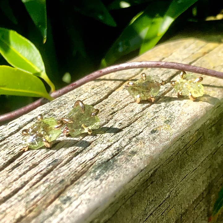 Clous de Peridot : Boucles d'oreilles pierre de naissance d'août pour la vente par Anne Swain Jewelry