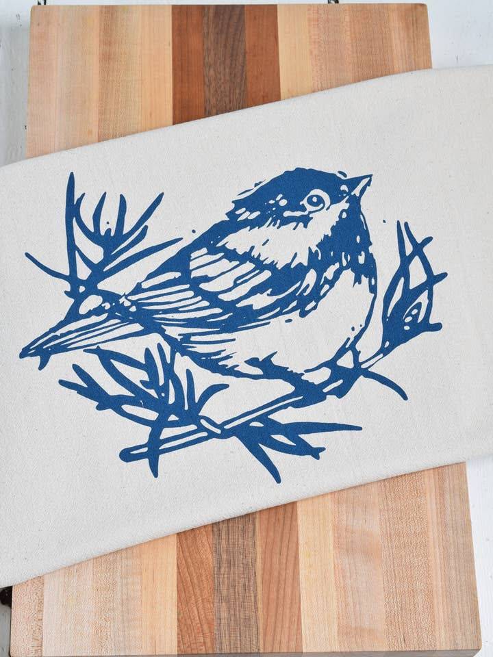 Toalha de chá de algodão orgânico Chickadee em azul marinho por atacado de Hearth and Harrow