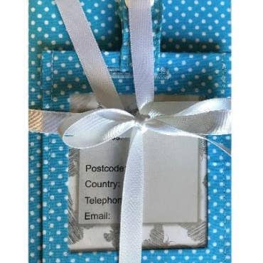 Gaveæske med pasomslag og bagagemærke i pudderblå med polkaprikket print for engroshandel hos The Hare And The Moon