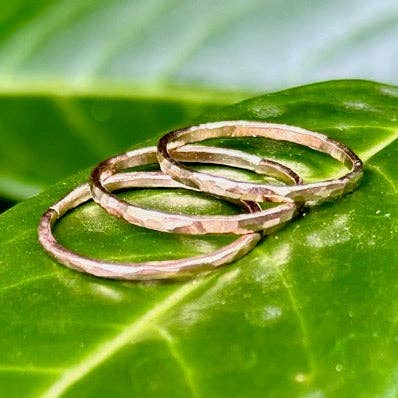 Anello a fascia martellato da 1,3 mm con riempimento in oro 14 carati per la vendita all'ingrosso da parte di Alison Morse