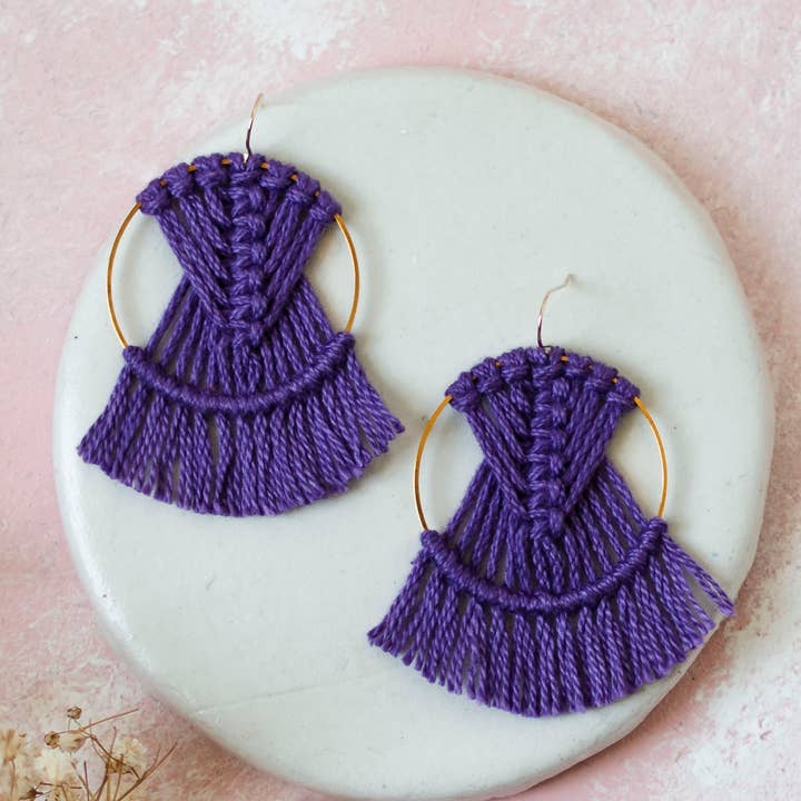 BOUCLES D'OREILLES VIOLETTES ATTRAPE-RÊVES, BOUCLES D'OREILLES EN MACRAMÉ pour la vente par Prachi's Bohemian Art