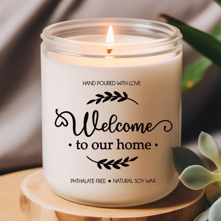 Welcome To Our Home Soja-Duftkerze — Handgemachte Kerze für den Großhandel von Be The Light Candle Co.