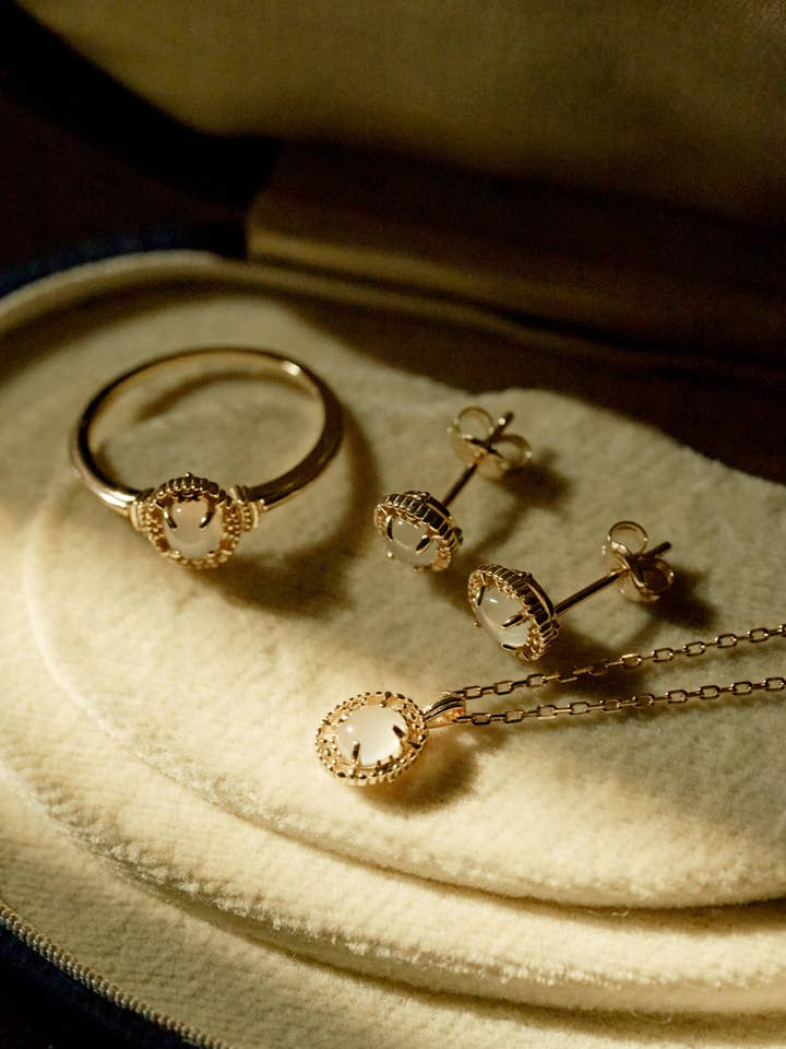 Set di Gioielli con Alone di Pietra di Luna per la vendita all'ingrosso da parte di Camellia NYC