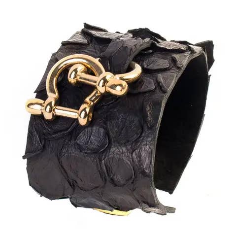 Dikke zwarte visleren armband met gouden sluiting. voor wholesale door The Dark