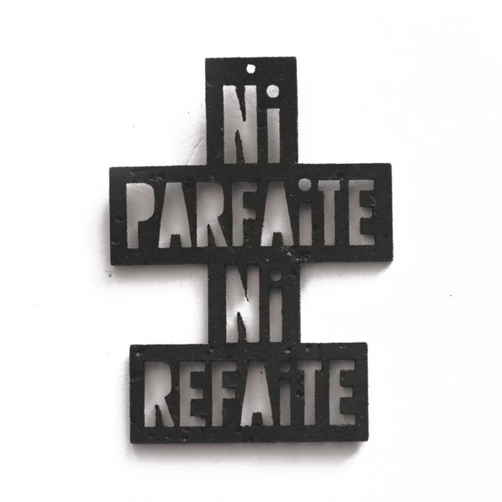 Breloque NI PARFAITE NI REFAITE pr. styk. for engroshandel hos Matcha Paris