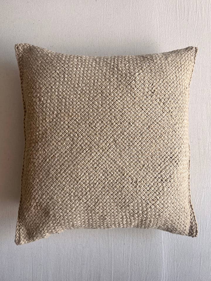 Kvadratisk kudde – Beige (100% handfärgad fårull) för wholesale av CHACO Goods