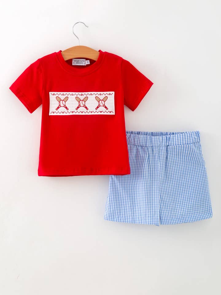Småbørnsdrenge rød baseball smocked tee og blå ternede shorts sæt for engroshandel hos Rylee Faith Designs