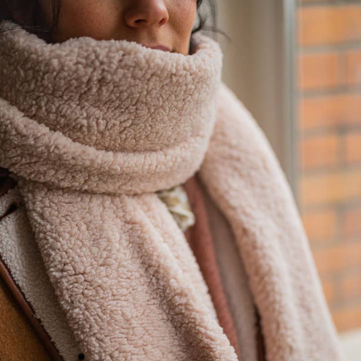 Echarpe sherpa pour la vente par Gentil Coquelicot Paris