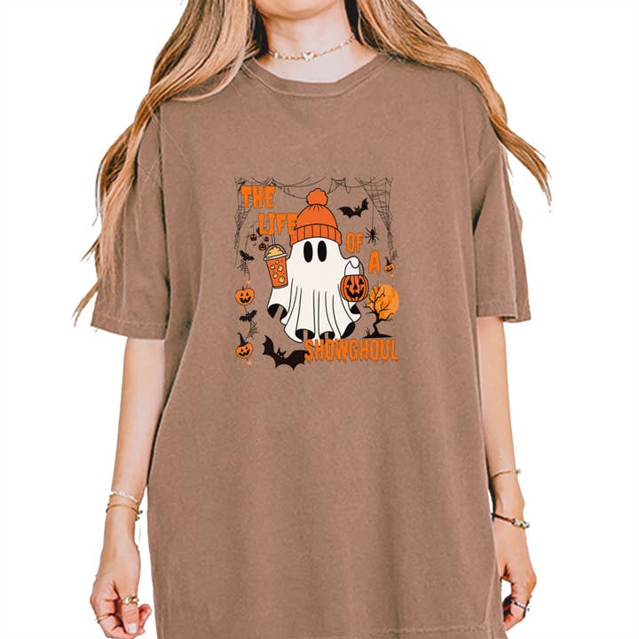 T-shirt unisexe doux vintage avec ambiance de showgirl d'Halloween Life of a Showghoul pour la vente par Expression Tees