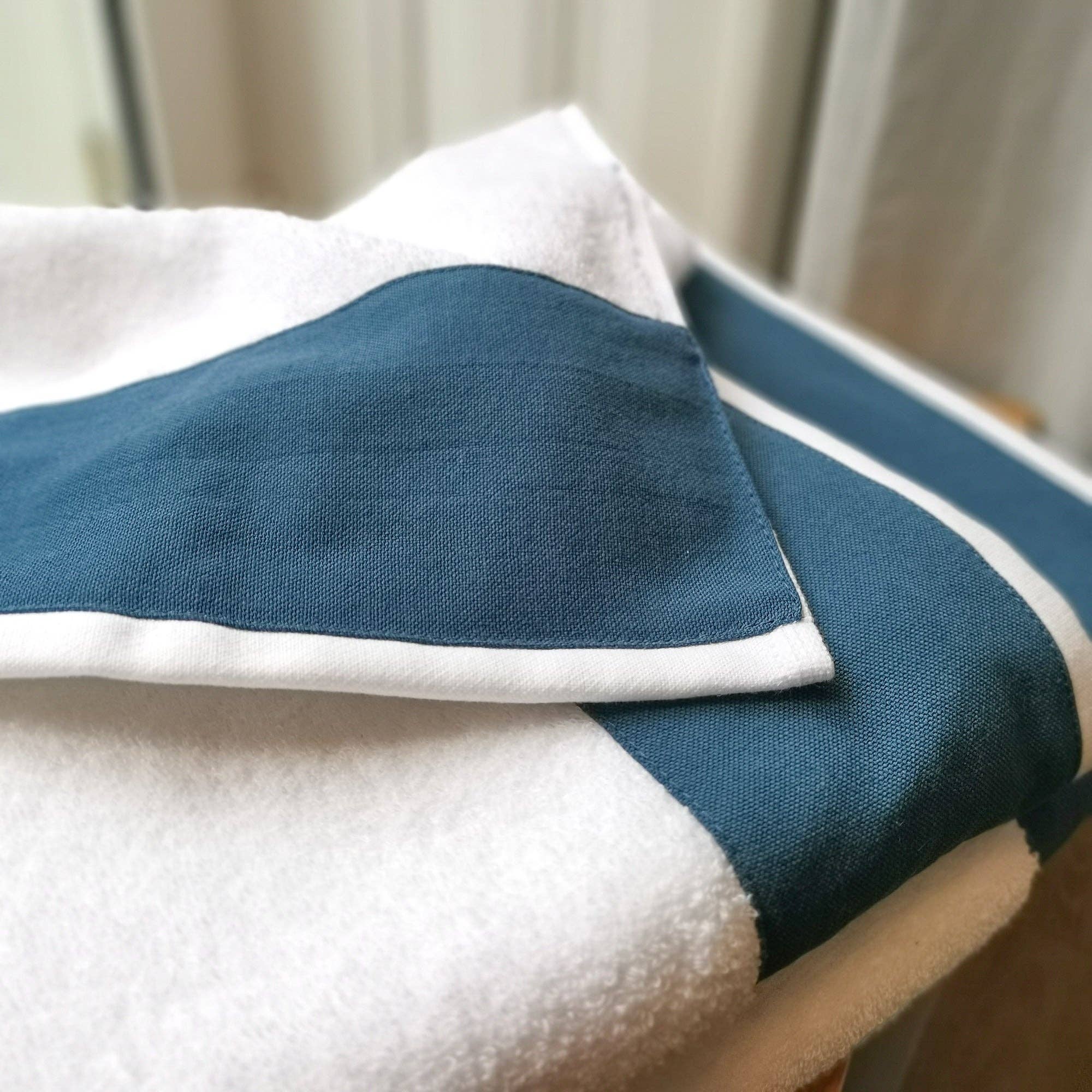 LPS Blue Handtuch mit breiter Softleinen Borte - Ozeanblau for wholesale on Faire2