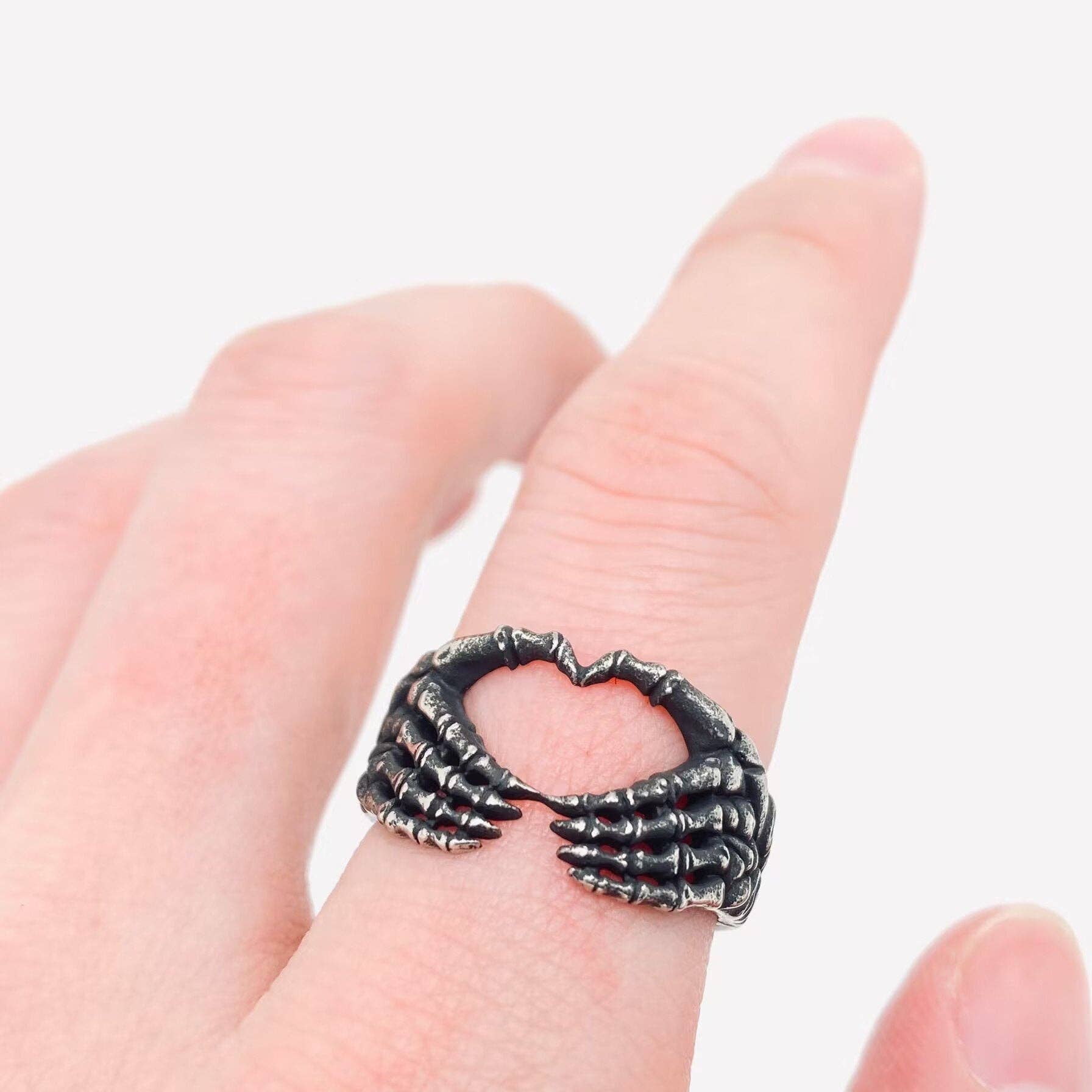 Mio Queena - Wholesale Signet Ring - Stainless Steel Heart-shaped Skull Hand Bone Ring - MJ/MR1