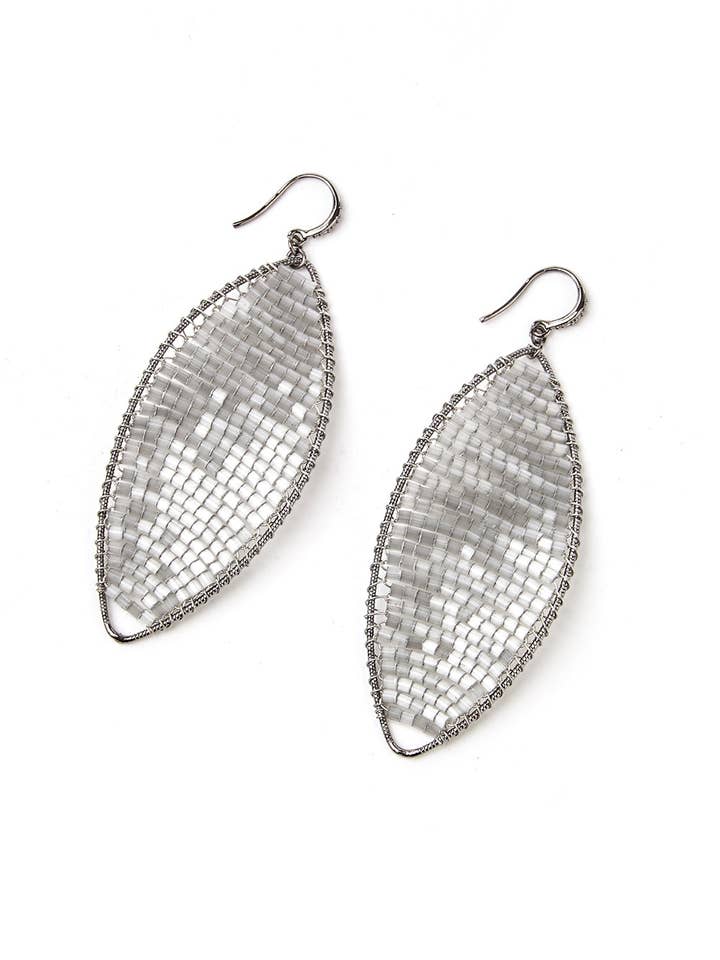 Boucles d'oreilles pendantes en perles faites à la main pour la vente par Le Zohar