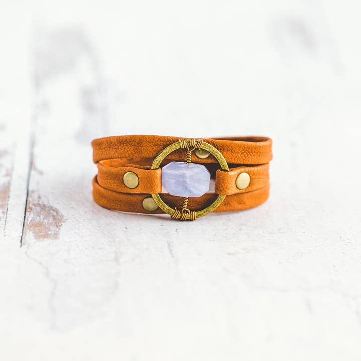 Bracelet en cuir Be the Light à triple enroulement, en forme d'agate bleue pour la vente par Giving Bracelets