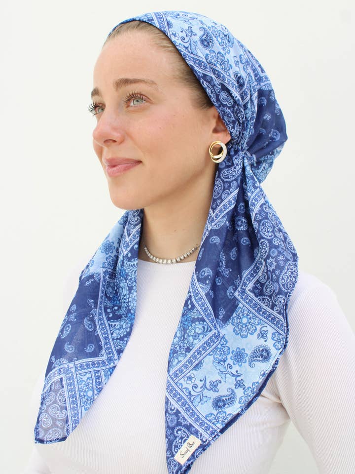 Korte klassieke voorggebonden denim paisley patchwork-hoofddoek (met fluwelen grip) voor wholesale door The Scarf Bar