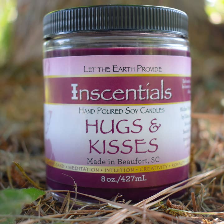 Hugs & Kisses (bougie de charité) pour la vente par Insentials By DiJano