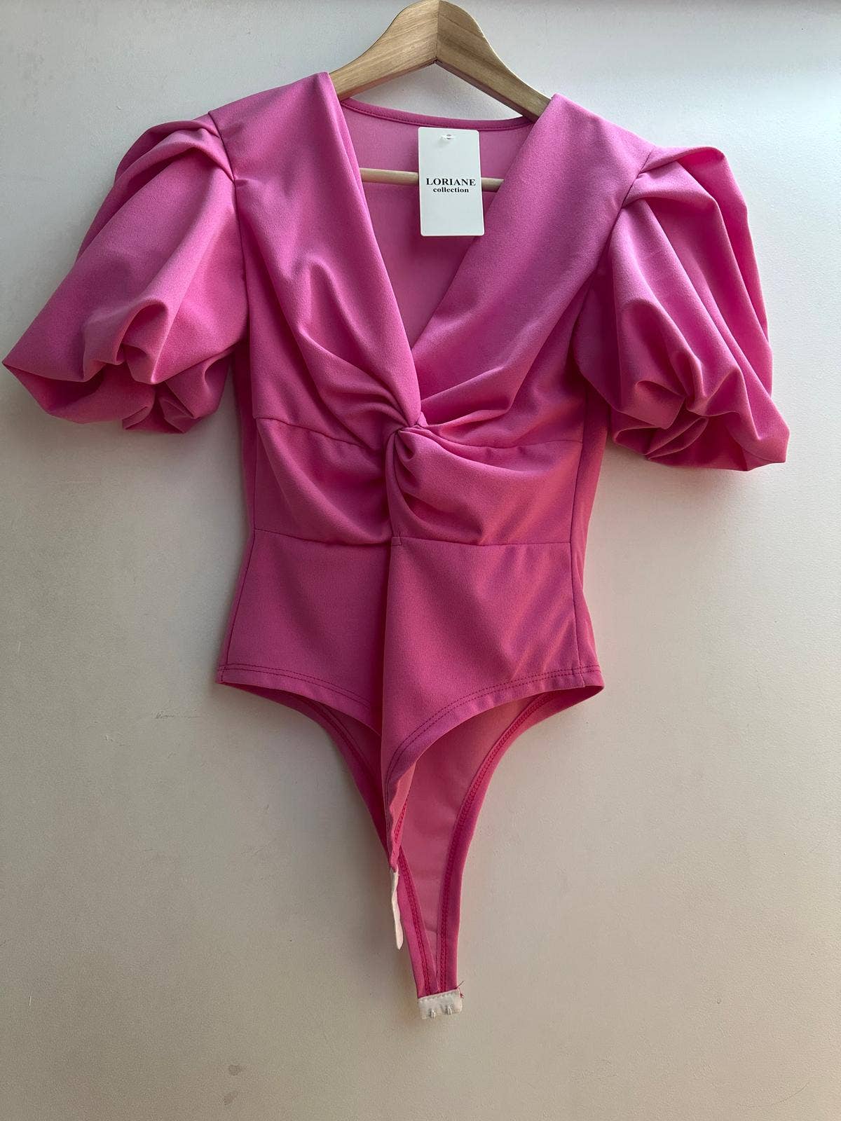 LORIANE – Großhandel Body – Damen – LORIANE Body mit Puffärmeln und V-Ausschnitt3