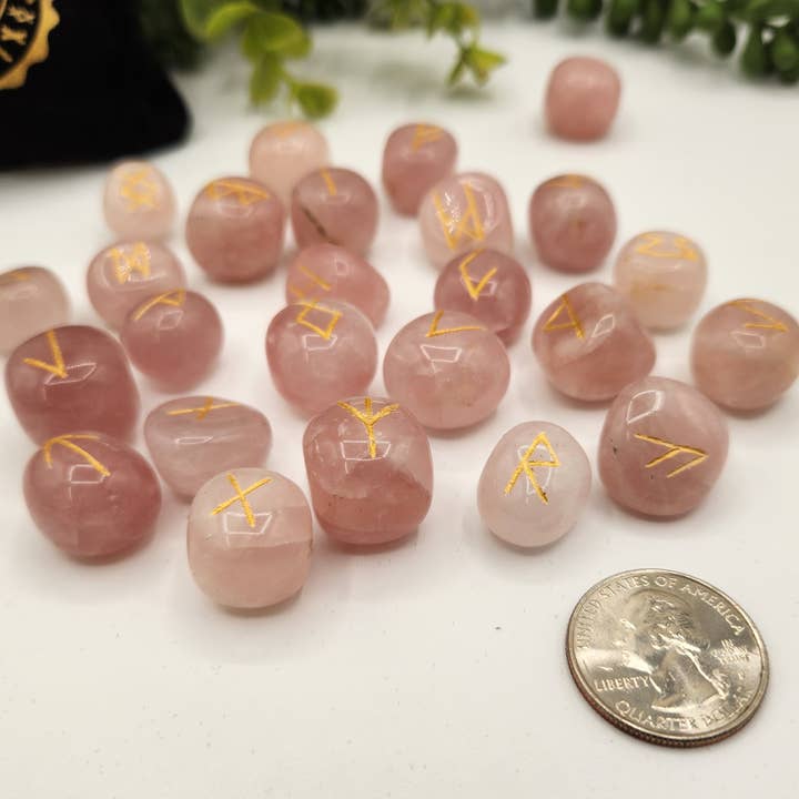 Meraki Gemstones – Engroshandel Spirituelle sten og krystaller – Rose Quartz halvædle rune-sæt med fløjlspose4