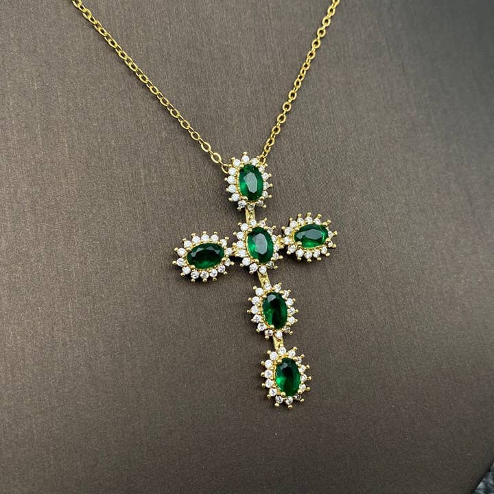 Mio Queena - Wholesale Halskettinghanger - Multi-stijl ketting met gouden hanger van strass en zirkonia kruis21